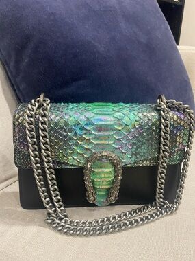Iridescent Green Snake-Texture Chain Shoulder Bag